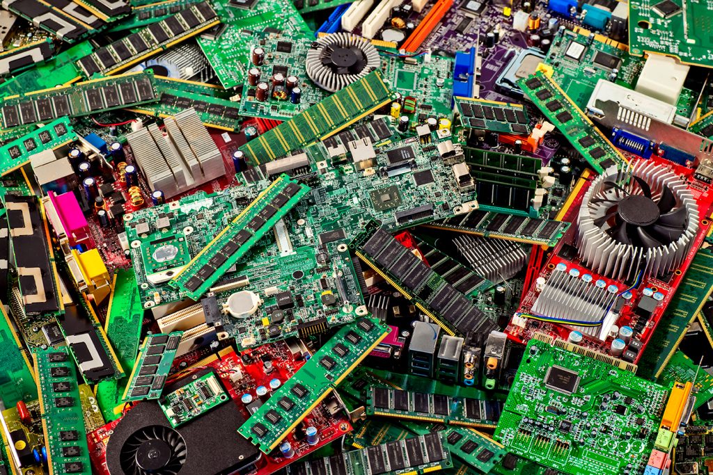 placas de circuito en una pila