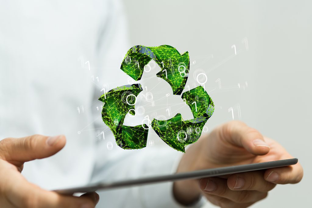 Hombre sosteniendo una tableta con un icono de reciclaje